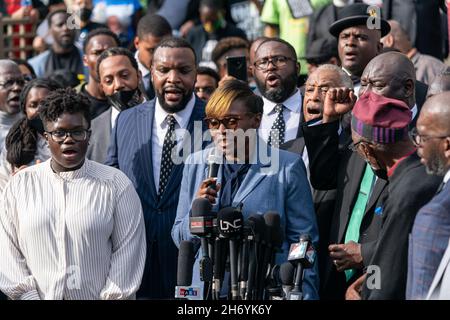 Brunswick, États-Unis.18 novembre 2021.Wanda Cooper-Jones, mère du jogger Ahmaud Arbery, au centre, s'adresse à plus de 500 pasteurs noirs et supporters rassemblés à l'extérieur du palais de justice du comté de Glynn le 18 novembre 2021 à Brunswick, en Géorgie.Le procès des défendeurs Greg McMichael, Travis McMichael, et un voisin, William 'Roddie' Bryan, s'est poursuivi à l'intérieur du palais de justice.Credit: Planetpix/Alamy Live News Banque D'Images