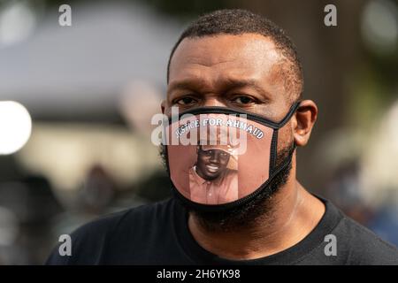 Brunswick, États-Unis.18 novembre 2021.Un activiste porte un masque facial Justice pour Ahmaud lors du rassemblement du mur de prière de plus de 500 pasteurs noirs et partisans à l'extérieur du palais de justice du comté de Glynn le 18 novembre 2021 à Brunswick, en Géorgie.Le procès des défendeurs Greg McMichael, Travis McMichael, et un voisin, William 'Roddie' Bryan, s'est poursuivi à l'intérieur du palais de justice.Credit: Planetpix/Alamy Live News Banque D'Images