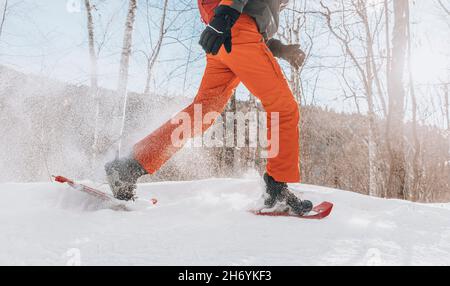 Raquettes dans la montagne de forêt d'hiver dans la neige.Homme en randonnée dans la neige randonnée dans les raquettes vivant en plein air sain actif style de vie en hiver Banque D'Images