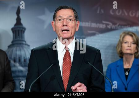 Washington, États-Unis.18 novembre 2021.Le sénateur américain John Barrasso (R-WY) parle lors d'une conférence de presse où les Républicains du Sénat ont parlé de la hausse des lois de chauffage hivernal.Crédit : SOPA Images Limited/Alamy Live News Banque D'Images