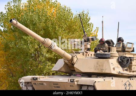 Fort Carson, Colorado, États-Unis.21 octobre 2021.Les soldats affectés à la Compagnie de combat, 1er Bataillon, 66e Bataillon d'armure, 3e équipe de combat de la Brigade blindée, 4e Division d'infanterie mettent en scène leurs chars principaux M1A2 Abrams sur la ligne de préparation pour la table d'artillerie IV à fort Carson, Colorado, le 21 octobre 2021.Crédit: Armée américaine/ZUMA Press Wire Service/ZUMAPRESS.com/Alamy Live News Banque D'Images