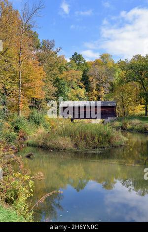 Cooperstown, New York, États-Unis.Vue du début de l'automne sur le pont couvert de Hyde Hall au-dessus de Shadow Brook.Le pont a été construit en 1825. Banque D'Images