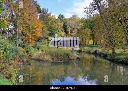 Cooperstown, New York, États-Unis.Vue du début de l'automne sur le pont couvert de Hyde Hall au-dessus de Shadow Brook.Le pont a été construit en 1825. Banque D'Images