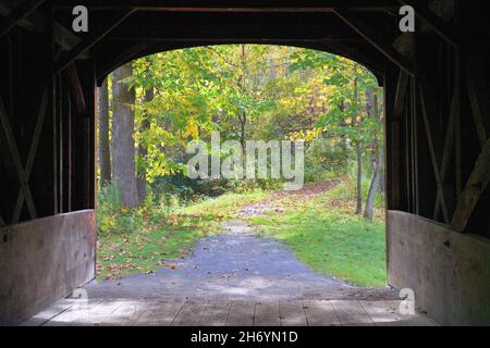 Cooperstown, New York, États-Unis.Vue depuis le pont couvert de Hyde Hall au-dessus de Shadow Brook.Le pont a été construit en 1825. Banque D'Images