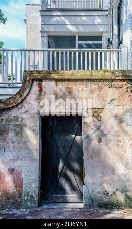 Porte noire dans un mur en béton Banque D'Images