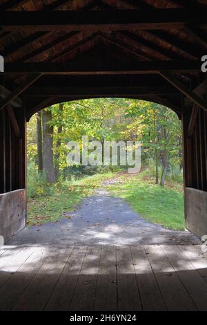 Cooperstown, New York, États-Unis.Vue depuis le pont couvert de Hyde Hall au-dessus de Shadow Brook.Le pont a été construit en 1825. Banque D'Images