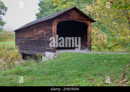 Cooperstown, New York, États-Unis.Vue du début de l'automne sur le pont couvert de Hyde Hall au-dessus de Shadow Brook.Le pont a été construit en 1825. Banque D'Images