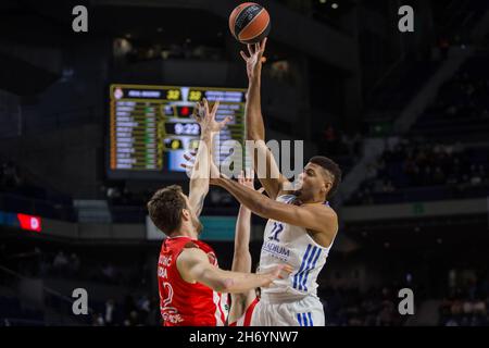 Madrid, Madrid, Espagne.18 novembre 2021.Edy Tavares (R) et Ognjen Kuzmi?(L) au cours de la victoire du Real Madrid sur Crvena Zvezad MTS Belgrade (79 - 67) dans la saison régulière de Turkish Airlines EuroLeague (Round 11) célébrée à Madrid (Espagne) au Wizink Centre.18 novembre 2021.(Credit image: © Juan Carlos García Mate/Pacific Press via ZUMA Press Wire) Banque D'Images