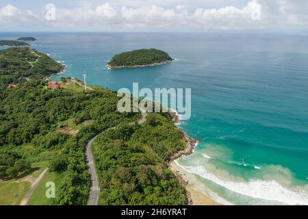 Vue aérienne de la route courbe le long de la plage de Naiharn à Phuket Thaïlande belle plage de sable et mer ouverte en été nature récupéré Environnement Banque D'Images