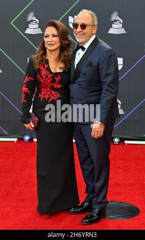 Nevada, États-Unis.18 novembre 2021.(G-D) Gloria Estefan et Emilio Estefan arrivent pour les 22ème Latin Grammy Awards à la MGM Garden Arena de Las Vegas, Nevada, le jeudi 18 novembre 2021.Photo de Jim Ruymen/UPI crédit: UPI/Alay Live News Banque D'Images