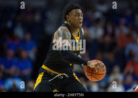 18 novembre 2021 : le garde de Milwaukee Panthers DeAndre Gholston (4) dribbles la balle pendant le match de basket-ball NCAA entre les Milwaukee Panthers et les Florida Gators au Stephen C. O'Connell Centre Gainesville, FL.Jonathan Huff/CSM Banque D'Images