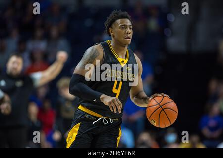 18 novembre 2021 : le garde de Milwaukee Panthers DeAndre Gholston (4) dribbles la balle pendant le match de basket-ball NCAA entre les Milwaukee Panthers et les Florida Gators au Stephen C. O'Connell Centre Gainesville, FL.Jonathan Huff/CSM Banque D'Images