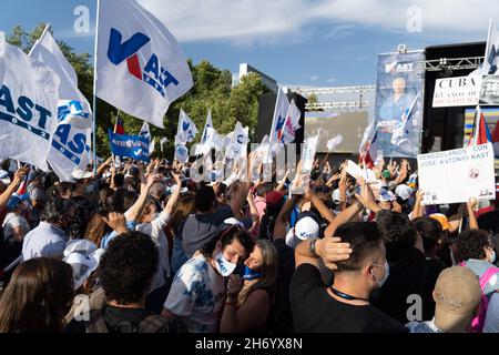 Santiago, Metropolitana, Chili.18 novembre 2021.Les partisans du candidat du Parti républicain Jose Antonio Kast lors du rallye de clôture de la campagne.Le Chili tiendra son élection présidentielle le 21 novembre.(Credit image: © Matias Basualdo/ZUMA Press Wire) Banque D'Images