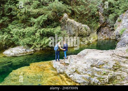 Couple à 30 foot Pool, Lynn Canyon Park, North Vancouver, Colombie-Britannique, Canada. Banque D'Images