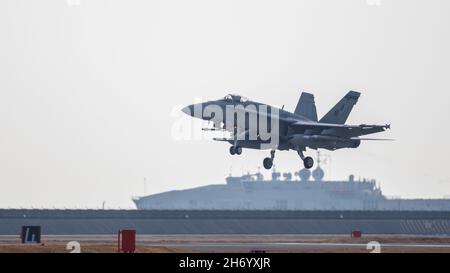 Un avion Hornet F/A-18A du corps des Marines des États-Unis avec le Marine Fighter Attack Squadron (VMFA) 112 part de la Marine corps Air Station (MCAS) Iwakuni (Japon), le 16 novembre 2021.Marines avec VMFA-112, basée à partir de la base de réserve commune de la base aérienne navale de fort Worth, Texas, est sur un programme de déploiement d'unité rotationnelle au MCAS Iwakuni et mène une formation et des opérations à l'appui de la stabilité régionale et d'une Indo-Pacific libre et ouverte.(É.-U.Photo du corps marin par lance Cpl.Tyler Harmon) Banque D'Images