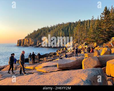 Acadia National Park, ME - Etats-Unis - 14 octobre 2021 : vue d'automne horizontale des touristes regardant les falaises d'Otter au lever du soleil, le long d'Ocean Drive à ACAD Banque D'Images