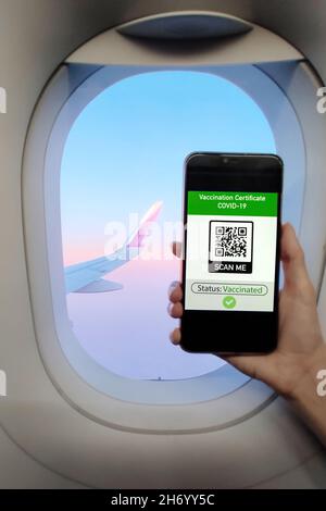Nouveau concept normal.Gros plan sur les femmes tenir un smartphone avec un passeport de santé numérique immunitaire. Banque D'Images