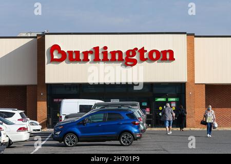 Muncy, États-Unis.18 novembre 2021.Les clients sont vus à l'extérieur du magasin de vêtements de Burlington au Lycoming Mall.Le Lycoming Mall a ouvert ses portes en 1978 avec le grand magasin Hess, Sears et Gee Bee comme ancres.Crédit : SOPA Images Limited/Alamy Live News Banque D'Images