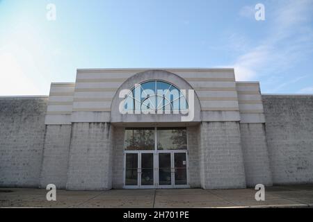 Muncy, États-Unis.18 novembre 2021.Vue extérieure de l'ancien magasin Sears du Lycoming Mall.Le Lycoming Mall a ouvert ses portes en 1978 avec le grand magasin Hess, Sears et Gee Bee comme ancres.Crédit : SOPA Images Limited/Alamy Live News Banque D'Images