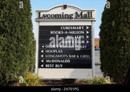 Muncy, États-Unis.18 novembre 2021.Un panneau au centre commercial Lycoming dirige les clients vers les magasins disponibles.Le Lycoming Mall a ouvert ses portes en 1978 avec le grand magasin Hess, Sears et Gee Bee comme ancres.Crédit : SOPA Images Limited/Alamy Live News Banque D'Images