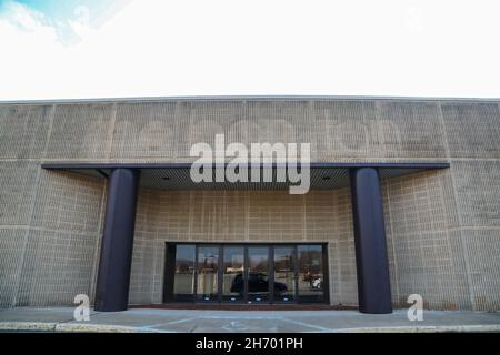 Muncy, États-Unis.18 novembre 2021.Vue extérieure de l'ancien grand magasin bon-ton du Lycoming Mall.Le Lycoming Mall a ouvert ses portes en 1978 avec le grand magasin Hess, Sears et Gee Bee comme ancres.Crédit : SOPA Images Limited/Alamy Live News Banque D'Images