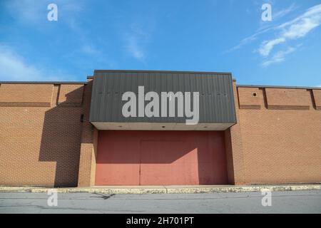 Muncy, États-Unis.18 novembre 2021.Une vue extérieure d'une entrée au centre commercial Lycoming.Le Lycoming Mall a ouvert ses portes en 1978 avec le grand magasin Hess, Sears et Gee Bee comme ancres.Crédit : SOPA Images Limited/Alamy Live News Banque D'Images