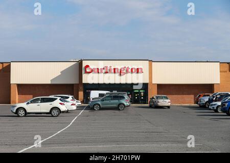 Muncy, États-Unis.18 novembre 2021.Vue extérieure du magasin de vêtements Burlington du Lycoming Mall.Le Lycoming Mall a ouvert ses portes en 1978 avec le grand magasin Hess, Sears et Gee Bee comme ancres.Crédit : SOPA Images Limited/Alamy Live News Banque D'Images