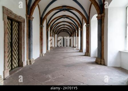 HOEXTER, ALLEMAGNE - 04 avril 2021: Un cloître avec un plancher de pierre rugueux menant à une pièce en Allemagne Banque D'Images