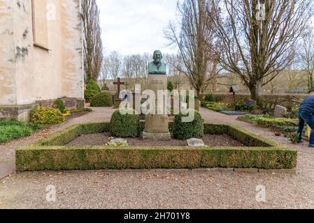 HOEXTER, ALLEMAGNE - 04 avril 2021: La tombe d'août Heinrich Hoffmann von Fallersleben à Hoexter entouré de plantes en Allemagne Banque D'Images