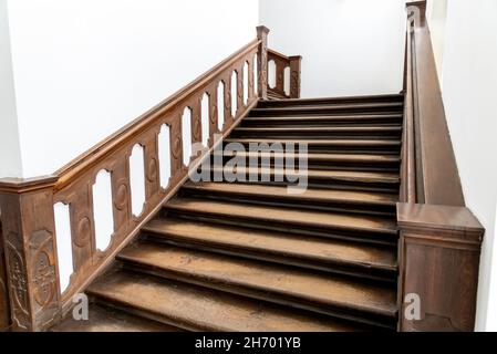 HOEXTER, ALLEMAGNE - 04 avril 2021 : un vieux escalier en bois avec ornements décoratifs sur les côtés Banque D'Images