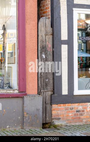 HOEXTER, ALLEMAGNE - 04 avril 2021 : une étroite porte en bois ferme l'espace entre deux vieilles maisons en Allemagne Banque D'Images