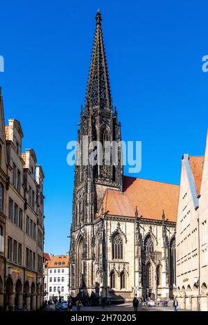 MUENSTER, ALLEMAGNE - 04 avril 2021 : un cliché vertical de l'église Saint-Lamberti de Muenster, Allemagne contre le ciel bleu Banque D'Images