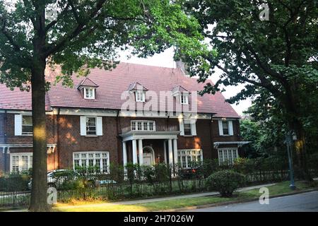 Un BON ENDROIT : la communauté riche de Forest Hills Gardens présente une architecture de style européen ancien esthétique à l'oeil et très recherché immobilier. Banque D'Images