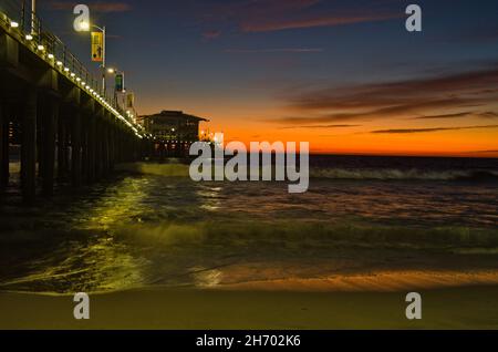 Jetée de Santa Monica et ciel éclatant coloré, avec l'océan Pacifique en vagues et lumières sur la jetée.Exprime la beauté et la stupéfaction de ce lieu touristique de premier plan. Banque D'Images