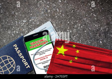 Nouveau voyage normal en Chine avec passeport, vaccin numérique sur smartphone, carte d'embarquement et masque avec drapeau chinois.Concept de passeport de vaccin avec cop Banque D'Images