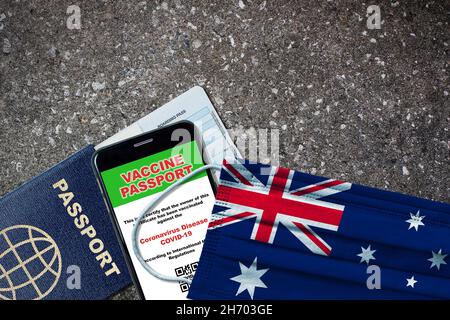 Australie nouveau voyage normal avec passeport, vaccin numérique sur smartphone, carte d'embarquement et masque facial avec drapeau australien.Concept de passeport de vaccin W Banque D'Images