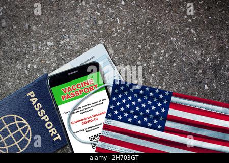 États-Unis nouveau voyage normal avec passeport, vaccin numérique sur smartphone, carte d'embarquement et masque avec drapeau américain.Concept de passeport de vaccin avec Banque D'Images