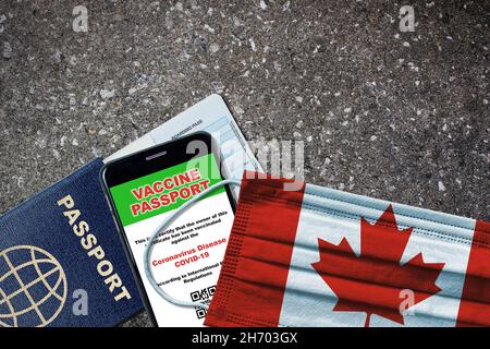 Nouveau voyage normal au Canada avec passeport, vaccin numérique sur smartphone, carte d'embarquement et masque facial avec drapeau canadien.Concept de passeport de vaccin avec c Banque D'Images