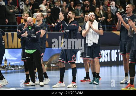 Paris, France.18 novembre 2021.Henrik Toft Hansen du PSG, Vincent Gerard du PSG, Nikola Karabatic du PSG Mikkel Hansen du PSG et Dainis Kristopans du PSG et toute l'équipe célébrant la victoire à la fin du match lors de la Ligue des champions de l'EHF,Match de handball de la phase de groupe entre Paris Saint-Germain et le FC Porto le 18 novembre 2021 au stade Pierre de Coubertin à Paris, France.Photo de Victor Joly/ABACAPRESS.COM crédit: Abaca Press/Alay Live News Banque D'Images