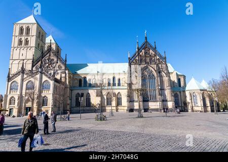 MUENSTER, ALLEMAGNE - 04 avril 2021 : une belle vue de la cathédrale Saint-Paul à Muenster, Allemagne sous un ciel bleu Banque D'Images