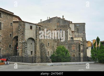 Mur de la commune de Maçanet de Cabrenys de la région catalane d'Alto Ampurdán dans la province de Gérone, Catalogne, Espagne Banque D'Images