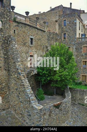 Mur de la commune de Maçanet de Cabrenys de la région catalane d'Alto Ampurdán dans la province de Gérone, Catalogne, Espagne Banque D'Images