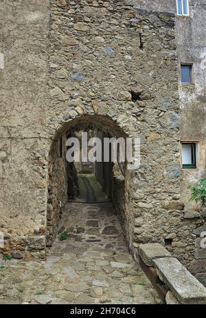 Mur de la commune de Maçanet de Cabrenys de la région catalane d'Alto Ampurdán dans la province de Gérone, Catalogne, Espagne Banque D'Images