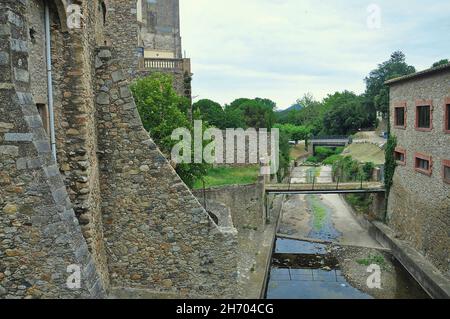 Mur de la commune de Maçanet de Cabrenys de la région catalane d'Alto Ampurdán dans la province de Gérone, Catalogne, Espagne Banque D'Images