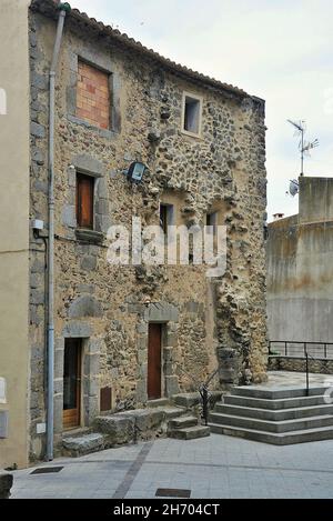 Centre historique de Massanet de Cabrenys commune de la région catalane d'Alto Ampurdán dans la province de Gérone, Catalogne, Espagne Banque D'Images