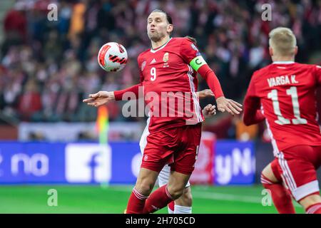 Varsovie, Pologne.15 novembre 2021.Adam Szalai (L) de Hongrie vu en action lors de la coupe du monde de la FIFA 2022 Qatar qualifiant match entre la Pologne et la Hongrie au PGE Narodowy Stadium.Score final; Pologne 1:2 Hongrie.Crédit : SOPA Images Limited/Alamy Live News Banque D'Images