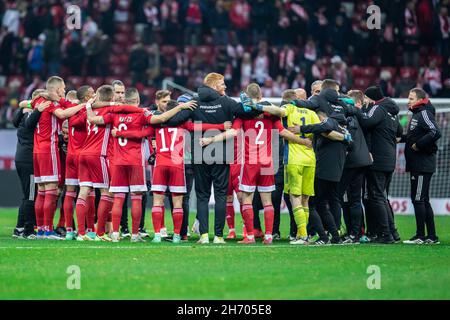 Varsovie, Pologne.15 novembre 2021.L'équipe de Hongrie fête après avoir remporté le match de qualification de la coupe du monde de la FIFA 2022 au Qatar entre la Pologne et la Hongrie au stade PGE Narodowy.Score final; Pologne 1:2 Hongrie.Crédit : SOPA Images Limited/Alamy Live News Banque D'Images