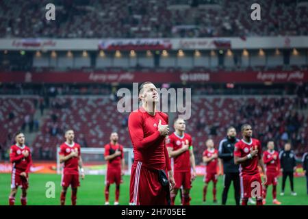 Varsovie, Pologne.15 novembre 2021.Adam Szalai (C) et d'autres joueurs de Hongrie sont vus chanter l'hymne national pendant le match de qualification Qatar de la coupe du monde de la FIFA 2022 entre la Pologne et la Hongrie au stade PGE Narodowy.Score final; Pologne 1:2 Hongrie.Crédit : SOPA Images Limited/Alamy Live News Banque D'Images