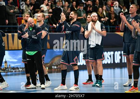 Henrik Toft Hansen du PSG, Vincent Gerard du PSG, Nikola Karabatic du PSG Mikkel Hansen du PSG et Dainis Kristopans du PSG et toute l'équipe célébrant la victoire à la fin du match lors de la Ligue des champions de l'EHF,Match de handball de la phase de groupe entre Paris Saint-Germain et le FC Porto le 18 novembre 2021 au stade Pierre de Coubertin à Paris, France - photo Victor Joly / DPPI Banque D'Images