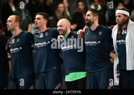 Henrik Toft Hansen du PSG, Mathieu Grebille du PSG, Vincent Gerard du PSG, Nikola Karabatic du PSG et Mikkel Hansen du PSG et toute l'équipe célébrant la victoire à la fin du match lors de la Ligue des champions de l'EHF,Match de handball de la phase de groupe entre Paris Saint-Germain et le FC Porto le 18 novembre 2021 au stade Pierre de Coubertin à Paris, France - photo Victor Joly / DPPI Banque D'Images